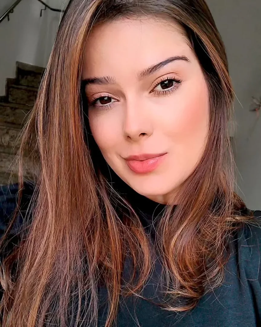 Marianne Zordan sorrindo, de cabelo solto
